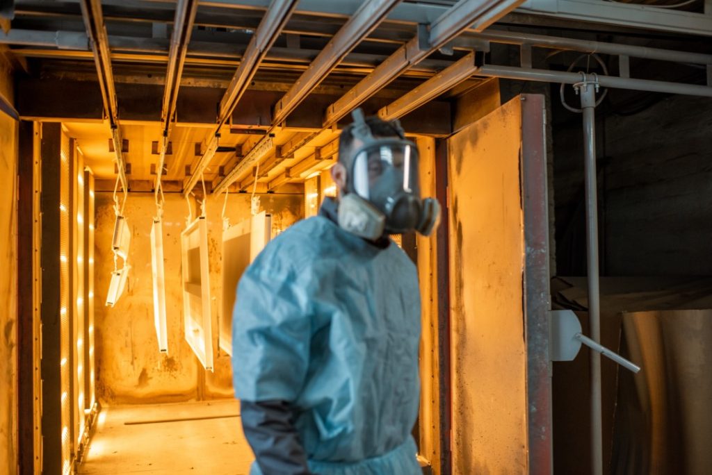 Asbest medarbejder i oplyst lokale
